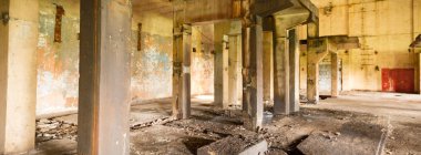 Çok kirlenmiş endüstriyel bir fabrikanın kalıntıları, sanayi serisi.