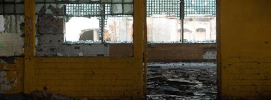 Çok kirlenmiş endüstriyel bir fabrikanın kalıntıları, sanayi serisi.