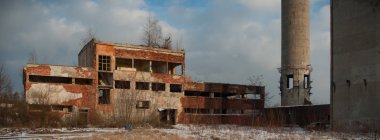 Çok kirlenmiş endüstriyel bir fabrikanın kalıntıları, sanayi serisi.