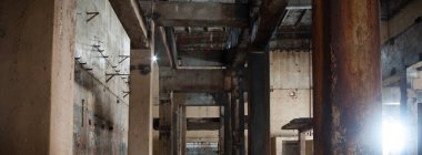 Çok kirlenmiş endüstriyel bir fabrikanın kalıntıları, sanayi serisi.