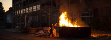 Çok kirlenmiş endüstriyel bir fabrikanın kalıntıları, sanayi serisi.