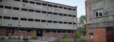 Çok kirlenmiş endüstriyel bir fabrikanın kalıntıları, sanayi serisi.
