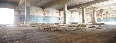 Çok kirlenmiş endüstriyel bir fabrikanın kalıntıları, sanayi serisi.