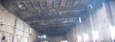 Çok kirlenmiş endüstriyel bir fabrikanın kalıntıları, sanayi serisi.