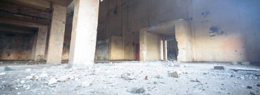 Çok kirlenmiş endüstriyel bir fabrikanın kalıntıları, sanayi serisi.