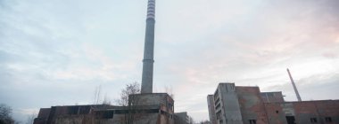 Çok kirlenmiş endüstriyel bir fabrikanın kalıntıları, sanayi serisi.