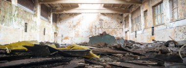 Çok kirlenmiş endüstriyel bir fabrikanın kalıntıları, sanayi serisi.