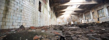 Çok kirlenmiş endüstriyel bir fabrikanın kalıntıları, sanayi serisi.