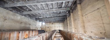 Çok kirlenmiş endüstriyel bir fabrikanın kalıntıları, sanayi serisi.