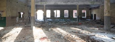 Çok kirlenmiş endüstriyel bir fabrikanın kalıntıları, sanayi serisi.