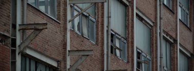 Güneşli bir günde demiryolu manzarası