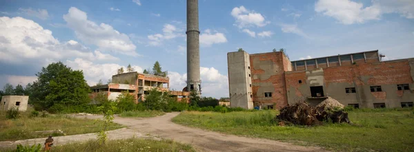 Çok Kirlenmiş Endüstriyel Bir Fabrikanın Kalıntıları Sanayi Serisi — Stok fotoğraf