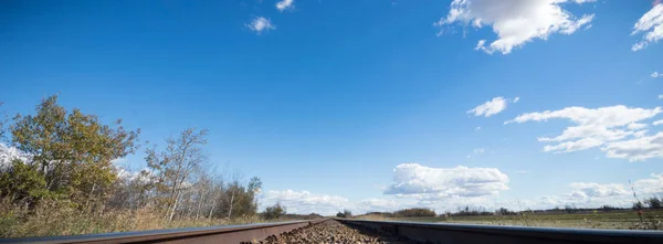 Utsikt Över Järnvägsspåret Solig Dag — Stockfoto