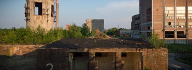 Çok kirlenmiş endüstriyel bir fabrikanın kalıntıları, sanayi serisi.