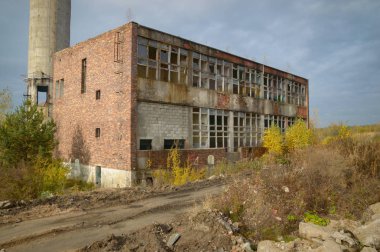 Çok kirlenmiş endüstriyel bir fabrikanın kalıntıları, sanayi serisi.