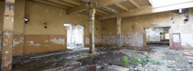 Çok kirlenmiş endüstriyel bir fabrikanın kalıntıları, sanayi serisi.