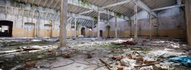 Çok kirlenmiş endüstriyel bir fabrikanın kalıntıları, sanayi serisi.