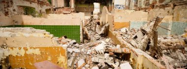 Çok kirlenmiş endüstriyel bir fabrikanın kalıntıları, sanayi serisi.