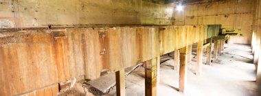 Çok kirlenmiş endüstriyel bir fabrikanın kalıntıları, sanayi serisi.