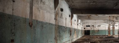 Çok kirlenmiş endüstriyel bir fabrikanın kalıntıları, sanayi serisi.