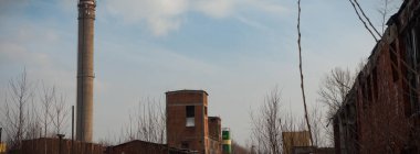 Çok kirlenmiş endüstriyel bir fabrikanın kalıntıları, sanayi serisi.