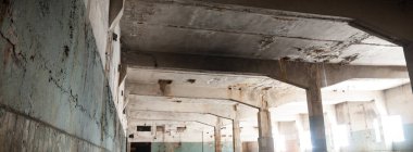 Çok kirlenmiş endüstriyel bir fabrikanın kalıntıları, sanayi serisi.