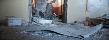 Çok kirlenmiş endüstriyel bir fabrikanın kalıntıları, sanayi serisi.