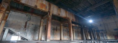 Çok kirlenmiş endüstriyel bir fabrikanın kalıntıları, sanayi serisi.