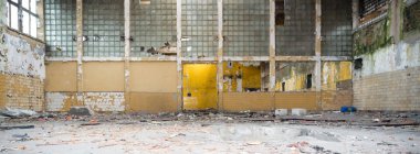 Çok kirlenmiş endüstriyel bir fabrikanın kalıntıları, sanayi serisi.