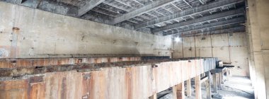 Çok kirlenmiş endüstriyel bir fabrikanın kalıntıları, sanayi serisi.