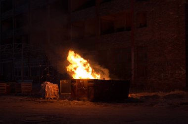 Çok kirlenmiş endüstriyel bir fabrikanın kalıntıları, sanayi serisi.