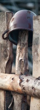 güneşli çivi ile eski ahşap sınır çit