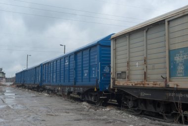 Güneşli bir günde demiryolu manzarası