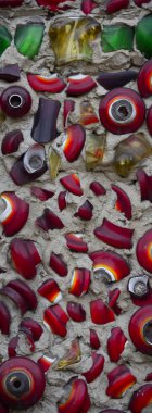 Terk edilmiş eski bir fabrika binasının geniş açılı görüntüsü