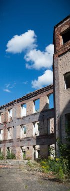 Eski pencereleri ve duvarları olan harabeler, beton duvarda endüstriyel pencereler.