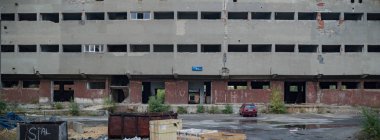 Eski pencereleri ve duvarları olan harabeler, beton duvarda endüstriyel pencereler.