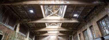 Eski pencereleri ve duvarları olan harabeler, beton duvarda endüstriyel pencereler.