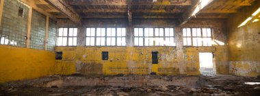 Eski pencereleri ve duvarları olan harabeler, beton duvarda endüstriyel pencereler.