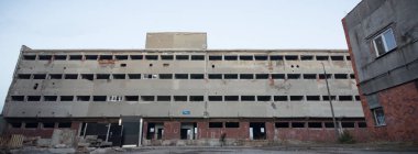 Eski pencereleri ve duvarları olan harabeler, beton duvarda endüstriyel pencereler.