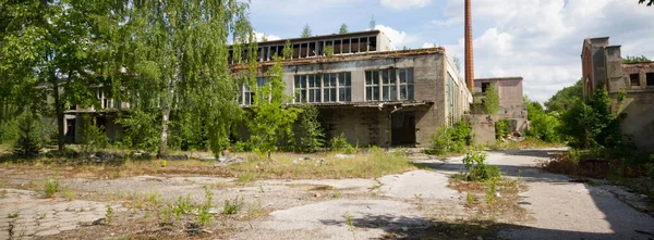 Çok kirlenmiş endüstriyel bir fabrikanın kalıntıları, sanayi serisi.
