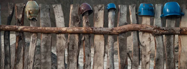 Oude Houten Grenspalen Met Nagels Zonnige Dag — Stockfoto