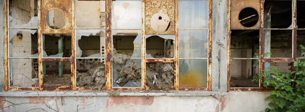 Ruina Desechada Con Ventanas Paredes Viejas Ventana Industrial Muro Hormigón — Foto de Stock