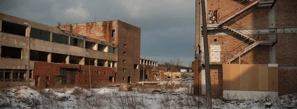 Vyhozená Zřícenina Starými Okny Zdí Průmyslové Okno Betonové Stěně — Stock fotografie