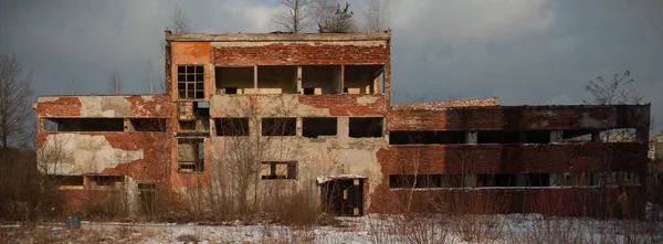 Kasserad Ruin Med Gamla Fönster Och Vägg Industrifönster Betongvägg — Stockfoto