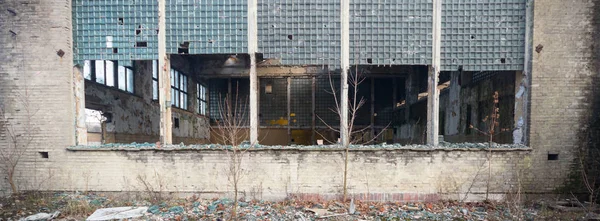 Відкинуті Руїни Старими Вікнами Стіною Промислове Вікно Бетонній Стіні — стокове фото