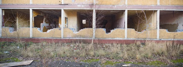 Ruine Jetée Avec Vieilles Fenêtres Mur Fenêtre Industrielle Mur Béton — Photo