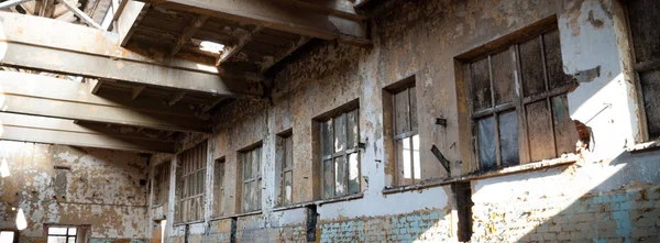 Kasserad Ruin Med Gamla Fönster Och Vägg Industrifönster Betongvägg — Stockfoto