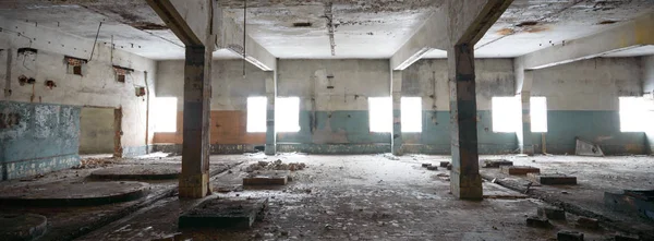 Ruina Desechada Con Ventanas Paredes Viejas Ventana Industrial Muro Hormigón —  Fotos de Stock