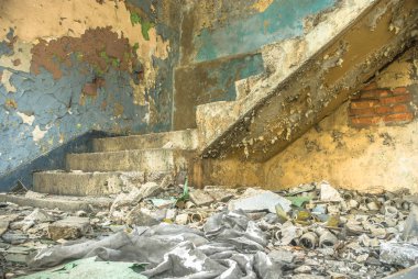 Çok kirlenmiş endüstriyel bir fabrikanın kalıntıları, sanayi serisi.