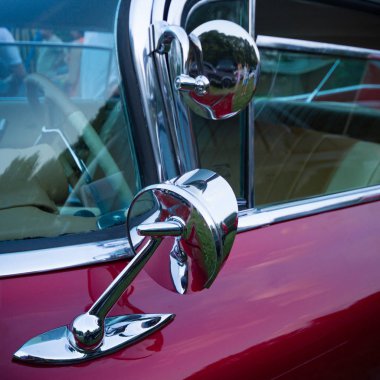 Sarı ve yeşil bitkiler arasında Oldtimer kırmızı araba